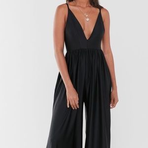 🆕 NWOT - Gia Plunging Shimmer Jumpsuit - M